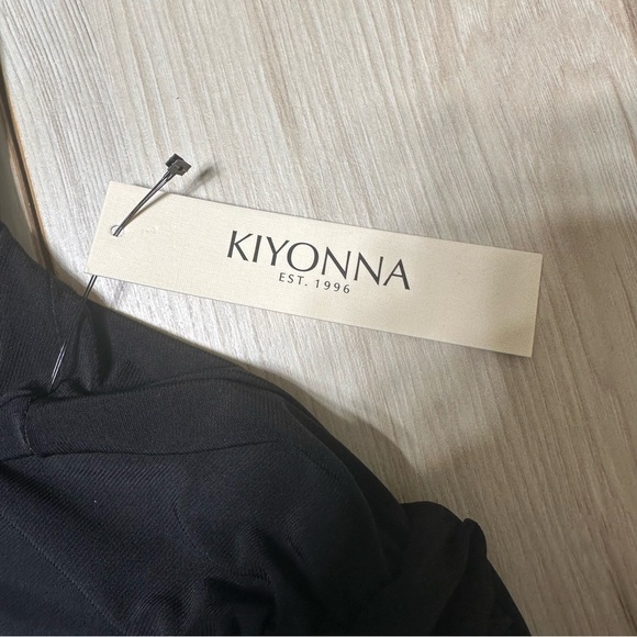 Kiyonna Top Women's Plus Size 1X Black Twist Front V Neck Stretch Made in USA - Picture 4 of 10